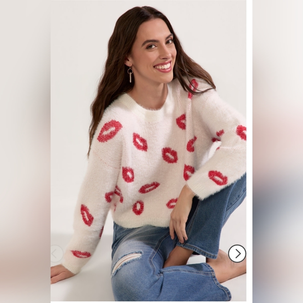 Pauline Fuzzy Lip Pattern Pullover Sweater - M